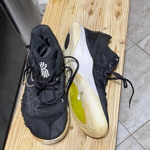 Nike Zoom Kyrie Flytrap Athletic Shoes